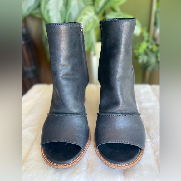 UGG Valencia Peep Toe Heels, 7 - Picture 6 of 12